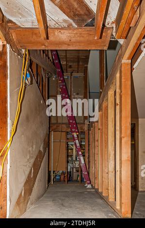 Vor dem Bild während des Umbaus eines Dachgeschosses in einem Wohnhaus. Stockfoto