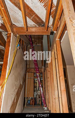 Vor dem Bild während des Umbaus eines Dachgeschosses in einem Wohnhaus. Stockfoto