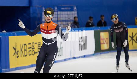 Seoul, Südkorea. Dezember 2023. Die Gewinnerzeremonie der niederländischen Skater während des Mixed-Team-Staffelfinals auf der ISU World Cup Short Track 2023-2024 am Mokdong Ice Rink in Seoul, Südkorea am 16. Dezember 2023. (Foto: Lee Young-HO/SIPA USA) Credit: SIPA USA/Alamy Live News Stockfoto