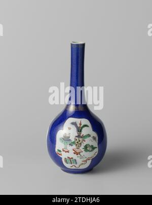 Birnenförmige Flaschenvase mit Puderblau, Blumensprays und Antiquitäten, anonym, ca. 1700 - ca. 1724 Flaschenförmige Vase aus Porzellan mit birnenförmigem Bauch und langem, geradem Hals, lackiert in Unterglasurblau und auf der Glasur blau, rot, grün, gelb, Aubergine, schwarz und Gold. Die Flasche ist mit Bleu Poudré mit drei an der Wand geretteten Feldern bedeckt, von denen eines mit Antiquitäten und zwei mit Blumenzweigen gefüllt ist; um den Hals ein dekoratives Band mit Mäander- und ruyi-Motiv; Ein Band mit Mäander-Motiv um den Rand; der Rand ist mit Gold bedeckt. Bleu Poudré mit Stockfoto