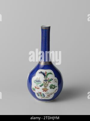 Birnenförmige Flaschenvase mit Puderblau, Blumensprays und Antiquitäten, anonym, ca. 1700 - ca. 1724 Flaschenförmige Vase aus Porzellan mit birnenförmigem Bauch und langem, geradem Hals, lackiert in Unterglasurblau und auf der Glasur blau, rot, grün, gelb, Aubergine, schwarz und Gold. Die Flasche ist mit Bleu Poudré mit drei an der Wand geretteten Feldern bedeckt, von denen eines mit Antiquitäten und zwei mit Blumenzweigen gefüllt ist; um den Hals ein dekoratives Band mit Mäander- und ruyi-Motiv; Ein Band mit Mäander-Motiv um den Rand; der Rand ist mit Gold bedeckt. Bleu Poudré mit Stockfoto