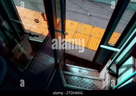 Bukarest, Rumänien - 21. November 2023: Markierung für Sehbehinderte und Blinde in einer Straßenbahnhaltestelle. Stockfoto