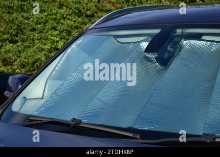 Reflektierende Decke unter der Windschutzscheibe eines Autos, um die Hitze abzuhalten Stockfoto