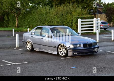 Ein hellgrauer BMW 3er-BMW 1995 parkt am White Waltham Airfield Stockfoto