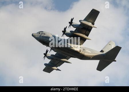 Lockheed Martin KC-130J Hercules Tankflugzeug mit USMC Aerial Refueler Transport Squadron 152 (VMGR-152), die *Sumos* bei NAF Atsugi, Japan Stockfoto