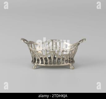 Mand, anonym, ca. 1775 - ca. 1800 Brotkorb im Stil Louis XVI. Der Korb hat zwei Griffe und ist auf vier Beinen montiert. Garlands laufen um die Sägearbeiten herum. Der Brotkorb ist gekennzeichnet: Doppelte Größe = cs in gekröntem Herzen. Niederlande Silber (Metall) Brotkorb im Stil Louis XVI. Der Korb hat zwei Griffe und ist auf vier Beinen montiert. Garlands laufen um die Sägearbeiten herum. Der Brotkorb ist gekennzeichnet: Doppelte Größe = cs in gekröntem Herzen. Niederlande Silber (Metall) Stockfoto