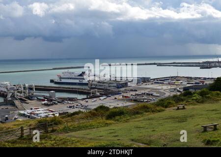 Zwei Autofähren der Firma "P and O" legten im Hafen von Dover an, von der Klippe aus gesehen Stockfoto