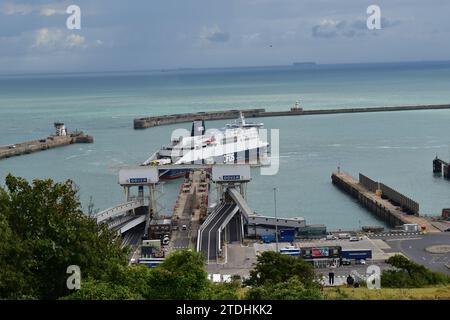 Eine DFDS-Autofähre, die im Meer im Hafen von Dover umdreht Stockfoto