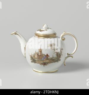 Teil eines Kaffee- und Teeservice, Manufaktur Oud-Loosdrecht, ca. 1778 - ca. 1782 Porzellan-Teekanne, mehrfarbig bemalt mit Wasserlandschaften in Grün und Braun mit Figuren in Blau, Rot-Braun und Lila an den Ufern und mit großen Schlössern/Schlössern auf der anderen Seite mit hellblauen Fenstern und Dächern. Auf dem Deckel kleinere Wasserlandschaften und eine teilweise vergoldete Frucht auf einem Zweig mit Blättern als Knopf. Goldene Paspeln an den Kanten, auch Ohren und Auslauf sind in Gold dekoriert. Loosdrecht Porzellan Teekanne aus Porzellan, mehrfarbig bemalt mit Wasserlandschaften in Grün und Braun mit Figuren in Blau, Rot - Stockfoto