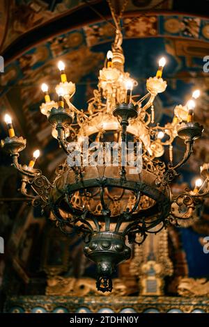 Antike verzweigte Kronleuchter in der Dreifaltigkeitskirche. Budva, Montenegro Stockfoto