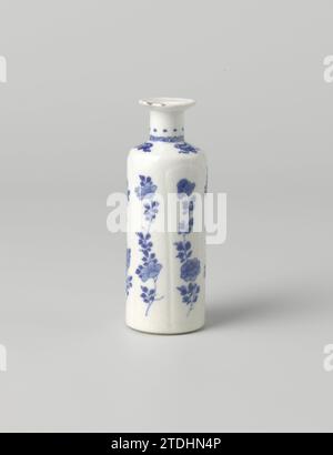 Kleine, zylindrische Flaschenvase mit Blumensprays und wertvollen Gegenständen, anonym, ca. 1680 - ca. 1720 kleine zylindrische, flaschenförmige Vase aus Porzellan mit geradem Hals und flachem Rand, in Unterglasurblau lackiert. Die Wand ist in sechs mit einem Blumenzweig gefüllte Fächer modelliert; auf der Schulter Wertsachen (Perle, Fenster, artemisia-Blatt), am Hals ein Band mit lockigem Motiv und Punkten. Auf der Unterseite mit chinesischem Schriftzug markiert. Glasur mit Craquelleffekt. Blau Weiß. Porzellan. Kobalt (Mineral). Glasurmalerei / Glasur kleine zylindrische, flaschenförmige Vase aus Porzellan mit Strai Stockfoto