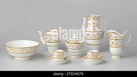 Service mit stilisierten Blumensprays und Zierborten, anonym, ca. 1800 - ca. 1824 Porzellanservice, auf der Glasur in Gold gemalt. Das Geschirr besteht aus einer Kaffeekanne, Teekanne, Milchkanne, Zuckerschale, Schüssel und zwölf Tassen mit Geschirr. Dekoriert mit stilisierten Blumenzweigen und dekorativen Reifen. Empire. Frankreich Porzellan. Glasur. Gold (Metall) Malerei / Vergoldung / Verglasung Porzellanservice, auf die Glasur in Gold gemalt. Das Geschirr besteht aus einer Kaffeekanne, Teekanne, Milchkanne, Zuckerschale, Schüssel und zwölf Tassen mit Geschirr. Dekoriert mit stilisierten Blumenzweigen und dekorativen Reifen. Em Stockfoto