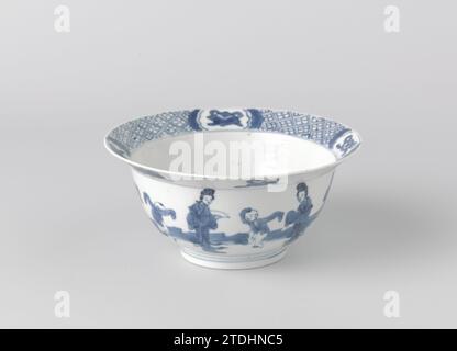 Schüssel mit Frauen und Jungen in einer Landschaft, anonym, ca. 1680 - ca. 1720 aus Porzellan mit flachem, spreizendem Rand, in Unterlazblau gemalt. An der Wand Frauen (lange Lippen) und zwei tanzende Jungen (Söhne) und einen Felsen mit Pflanzen; unten tanzen zwei Jungen in einer Landschaft; am Rand mit Serviettenarbeit durchsetzt mit vier gelappten Kartuschen gefüllt mit Wertsachen (Perle, Fenster) und Glückssymbolen (Rad, Sonnenschirm); der äußere Rand mit Wertsachen (Bücher, Perle, Musikstein) und Glückssymbolen (Rad, Sonnenschirm, Schale). Auf der Unterseite mit der sechsstelligen Marke von Keizer Chenghua in einer Doppelzir markiert Stockfoto