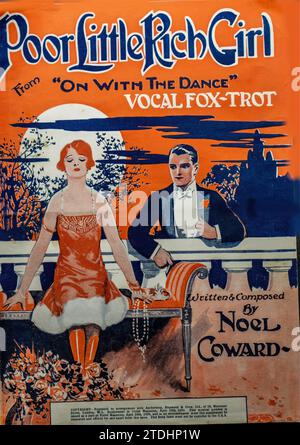 Vintage-Notenblatt-Cover aus den 1920er Jahren für „Poor Little Rich Girl“ von On with the Dance, Gesang Fox-Trot, geschrieben und komponiert von noel Coward. Stockfoto