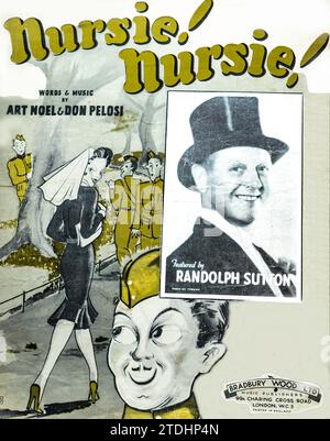 Schutzhülle der Krankenschwester! Nursie!, Wörter und Musik von Art Noel und Don Pelosi, herausgegeben von Bradbury Wood Ltd., London, Price Sixpence net. Das illustrierte Design zeigt Soldaten, die eine Krankenschwester bewundern, mit Cartoon-Stil und einem Porträteinsatz von Randolph Sutton, dem populären britischen Musikhallen-Entertainer, der das Lied sang. Das Cover wurde in den späten 1930er Jahren veröffentlicht und spiegelt Kriegshumor, leichte Unterhaltung und die anhaltende Popularität von Comic-Songs im britischen Varieté-Theater und Notenverlag wider. Stockfoto