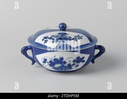 Überdachte Schüssel mit Puderblau und Blumensprays in fächerförmigen Tafeln, anonym, ca. 1700 - ca. 1724 Kommen Sie mit einem Porzellandeckel mit zwei S-förmigen Ohren in Form eines Drachenkopfes, in Unterglasurblau gemalt. Die Wand ist mit blauem Pouddré (puderblau) bedeckt, mit zwei fächerförmigen Fächern mit Felsen und Pfingstrose oder Chrysanthemen, der Deckel mit einem Knopf mit derselben Dekoration. Bleu Poudré mit Blau und weiß. Porzellan. Glasur. Kobalt-(Mineral-)Malerei / Glasur Kommen Sie mit einem Porzellandeckel mit zwei S-förmigen Ohren, die in Form eines Drachenkopfes modelliert sind, gemalt in Stockfoto