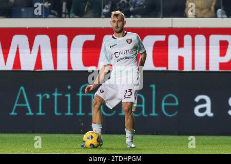 Bergamo, Italien, 18. Dezember 2023. Norbert Gyomber (US Salernitana) während des Fußballspiels der Serie A zwischen Atalanta und Salernitana im Gewiss-Stadion am 18. Dezember 2023 in Bergamo, Italien. Quelle: Stefano Nicoli/Speed Media/Alamy Live News Stockfoto