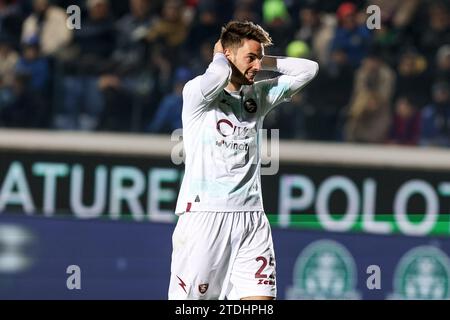 Bergamo, Italien, 18. Dezember 2023. Giulio Maggiore (US Salernitana) enttäuschte während des Fußballspiels der Serie A zwischen Atalanta und Salernitana im Gewiss-Stadion am 18. Dezember 2023 in Bergamo, Italien. Quelle: Stefano Nicoli/Speed Media/Alamy Live News Stockfoto