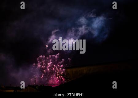 Traditionelles Feuerwerk explodiert am schwarzen dunklen Himmel Stockfoto