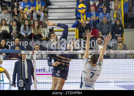 Verona, Italien. Dezember 2023. Amin Esmaeilnezhad (Rana Verona) während des Spiels Rana Verona vs Cisterna Volley, Volleyball Italian Serie A Männer Superliga in Verona, Italien, 17. Dezember 2023 Credit: Independent Photo Agency/Alamy Live News Stockfoto