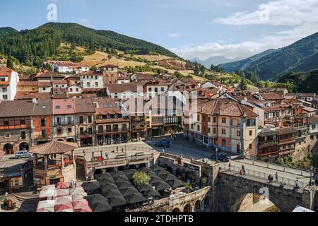 Potes, Kantabrien, Spanien 08 04 2023: Dorf Potes, allgemeine Ansicht. In Potes, Liebana-Tal, Kantabrien Gemeinde, Spanien. Stockfoto