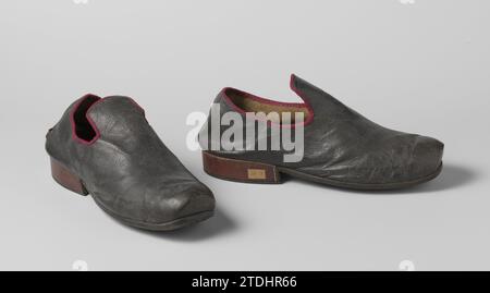 Schuh aus schwarzem Leder im Riesenformat, ca. 1730 - ca. 1800 Menschenschuh aus schwarzem Leder mit roter Paspelierung. Modell: Flache Nase, niedriges Modell aus einem Stück und nicht verschoben. Die Ferse ist niedrig und aus rotem Leder. Riesenformat, dem Haarlem Riesen Daniel Cajanus zugeschrieben. North Netherlands Schuh: Leder. Hak: Leder. Dekoration: Seide. Innensohle: Leder. Sohle: Leder. Nagel: Human-Schuh aus Metall aus schwarzem Leder mit roter Paspel. Modell: Flache Nase, niedriges Modell aus einem Stück und nicht verschoben. Die Ferse ist niedrig und aus rotem Leder. Riesenformat, dem Haarlem Riesen Daniel Caja zugeschrieben Stockfoto