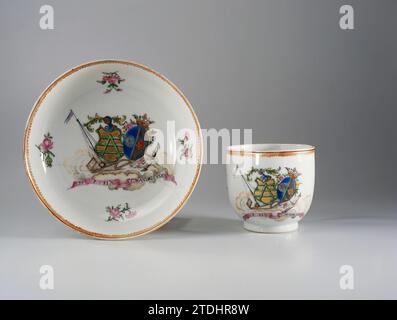 Tasse mit Griff mit den Armen der Familie sechs und Andriessen, anonym, 1778 Porzellanschale, auf der Glasur gemalt in blau, rot, rosa, grün, gelb, schwarz und Gold. Auf der Wohnung die Allianzwaffe der Familien sechs und Andriessen. Links die 6er-Waffe in Grün und Gold. Darüber ein Helm mit Zelten, aber kein Helmschild. Die Waffe Andriessens auf der rechten Seite ist in zwei Felder unterteilt: Einen blauen Hintergrund mit einem Rad und einen schwarzen Hintergrund mit einer Rose. Die Waffe ist von Garlanden umgeben und eine Krone ist über der Waffe gemalt. Die beiden Waffen sind von einem Fahnenmast umgeben Stockfoto