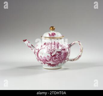 Teekanne mit zwei Tafeln mit europäischen Szenen, anonym, ca. 1725 - ca. 1774 Teekanne aus Porzellan mit kugelförmigem Korpus, C-förmigem Ohr und geradem Auslauf, auf der Glasur in rosa (und camaieu) gemalt. An der Wand zwei gelappte Rokoko-Kartuschen mit kleinen Chinoiserie-Figuren darin; in einer Kartusche ein Gesicht auf ein europäisches Dorf mit Menschen und einem Mann zu Pferd, in der anderen mit einer Hafenlandschaft. Auf der Unterseite mit einer nachgeahmten Marke Meissen, zwei gekreuzte Schwerter, in blauer E-Mail. Dekoriert in Europa. Chinesisches Eisporzellan. Glasur. Goldmalerei (Metall) / Vergoldung / Glasur Teap Stockfoto