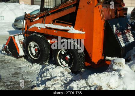 Schneeräumung in der Stadt. Sonderausrüstung zum Entfernen von Schnee von der Straße. Baumaschinen zum Entfernen von Fremdkörpern. Stockfoto