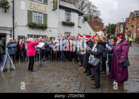 Lymm Big Sing Chor unterhielt die Massen mit Weihnachtsliedern am Lymm Dickensian Day 2023 Stockfoto