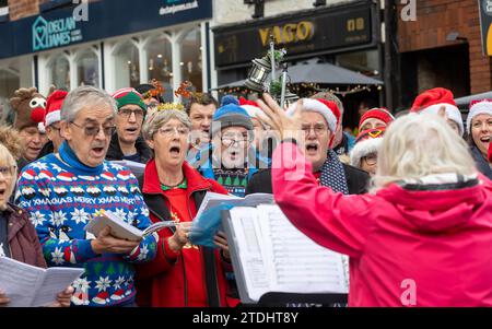 Lymm Big Sing Chor unterhielt die Massen mit Weihnachtsliedern am Lymm Dickensian Day 2023 Stockfoto