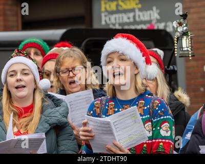 Lymm Big Sing Chor unterhielt die Massen mit Weihnachtsliedern am Lymm Dickensian Day 2023 Stockfoto