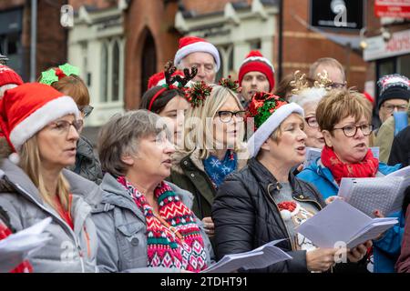 Lymm Big Sing Chor unterhielt die Massen mit Weihnachtsliedern am Lymm Dickensian Day 2023 Stockfoto