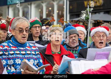 Lymm Big Sing Chor unterhielt die Massen mit Weihnachtsliedern am Lymm Dickensian Day 2023 Stockfoto