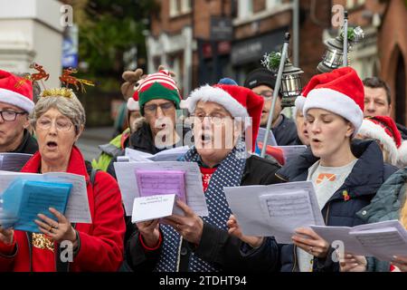 Lymm Big Sing Chor unterhielt die Massen mit Weihnachtsliedern am Lymm Dickensian Day 2023 Stockfoto