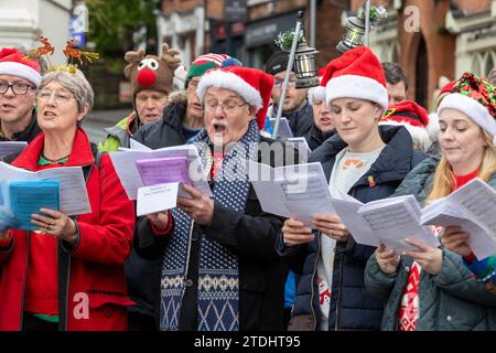 Lymm Big Sing Chor unterhielt die Massen mit Weihnachtsliedern am Lymm Dickensian Day 2023 Stockfoto