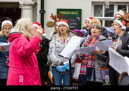 Lymm Big Sing Chor unterhielt die Massen mit Weihnachtsliedern am Lymm Dickensian Day 2023 Stockfoto