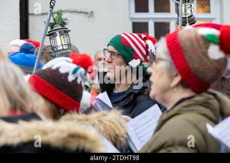 Lymm Big Sing Chor unterhielt die Massen mit Weihnachtsliedern am Lymm Dickensian Day 2023 Stockfoto