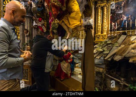 Einrichtung einer Krippe in St. John's Co-Cathedral in Valletta, Malta Stockfoto