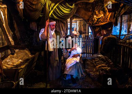 Gtar Grotte. Maria und Josef mit dem Jesuskind im Dorf Bethlehem Għajnsielem auf Gozo. Die Schauspieler stammen aus dem Dorf, sind eine echte Familie und ihr Kind wurde 2023 in Mġarr, Malta, geboren Stockfoto