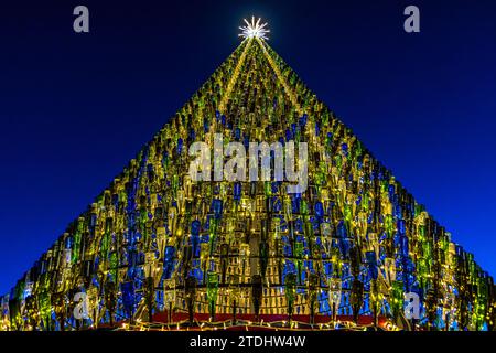 Der Weihnachtsbaum von Għajnsielem ist seit 2023 auch von innen zugänglich; seine Glasflaschen sind sorgfältig arrangiert. Die Idee und ihre Umsetzung stammen von Franco Ciangura, dem Projektmanager des Weihnachtsdorfs Bethlehem f'Għajnsielem in Mġarr auf der Insel Gozo, Malta. Der 60 Fuß hohe (etwa 18 Meter) Baum aus Eisen ist mit 5.000 beleuchteten Glasflaschen geschmückt und wurde 2021 zum schönsten Weihnachtsbaum Europas gekürt. Stockfoto