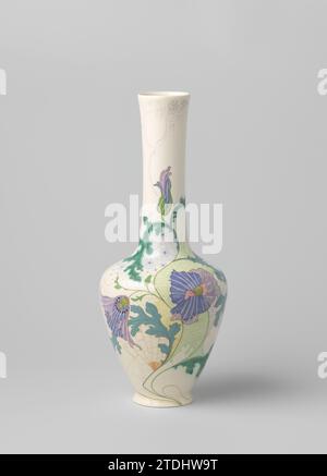 Vase mit polychromen Blüten auf Crème Fond, N.V. Plateelbakkerij Zuid-Holland, um 1910 Vase aus Steingut, mit schlankem Hals, polychromiert in drei Grüntönen, zwei Violett-, Gelb-, Rot- und Brauntöne mit Blumen, teilweise über einem grünen Teil und einem gelben Spinnennetz Gouda-Steingut-Vase, mit einem schlanken Hals, polychrom lackiert in drei Grüntönen, zwei Violett-, Gelb-, Rot- und Brauntöne mit Blumen, teilweise über einem grünen Teil und einem gelben Spinnennetz Gouda-Steingut Stockfoto