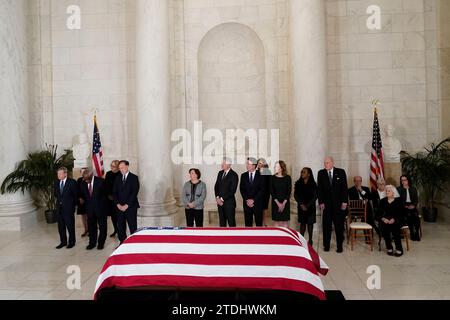 Von links: Chief Justice of the United States John Roberts, Associate Justices of the Supreme Court Clarence Thomas, Samuel Alito, Sonia Sotomayor Elena Kagan, Neil Gorsuch, Brett Kavanaugh, Amy Coney Barrett, Ketanji Brown Jackson und ehemaliger Associate Justice of the Supreme Court Anthony M. Kennedy, stehen Sie vor einem mit Fahnen überzogenen Sarg des pensionierten Richters des Obersten Gerichtshofs Sandra Day O'Connor während eines Privatdienstes in der Großen Halle des Obersten Gerichtshofs in Washington, Montag, 18. Dezember 2023. Justice O’Connor, eine Eingeborene aus Arizona, war die erste Frau, die am höchsten Gericht des Landes diente, seit 1981 Stockfoto