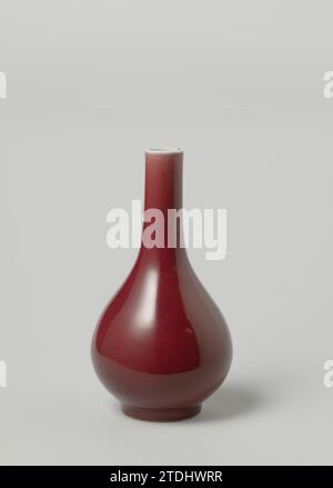 Birnenförmige Flaschenvase mit roter Glasur, anonym, ca. 1700 - ca. 1799 Flaschenförmige Vase aus Porzellan mit birnenförmigem Korpus, bedeckt mit einfarbiger roter Glasur. Weiß glasiert im Fußrand und am Lippenrand. Schwarzweiß. Porzellan. Glasurglasur Glasurvase aus Porzellan in Flaschenform mit birnenförmigem Körper, bedeckt mit einfarbiger roter Glasur. Weiß glasiert im Fußrand und am Lippenrand. Schwarzweiß. Porzellan. Glasurverglasung Stockfoto