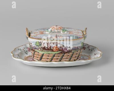 Zwei Butterschüsseln mit Deckel und Untertassen, anonym (zugeschrieben), ca. 1735 - ca. 1755 Butterflotte (B-1) mit Deckel (B-2) auf einem Unterpotel (B-3), mehrfarbig bemalt mit Hafenscheibe. Entlang der unteren drei Reifen, umwickelt von einer Blattgirlande. Das Unterpotel, oval mit gewelltem Rand, ist mit einer mediterranen Landschaft dekoriert. Hier sind lose Blumenzweige. V in Unterlastblau markiert. Delft . Butterflotte (B-1) mit Deckel (B-2) auf einem Unterpotel (B-3), mehrfarbig lackiert mit einer Hafendecke. Entlang der unteren drei Reifen, umwickelt von einer Blattgirlande. Das Unterpotel, oval mit gewelltem Rand, ist dekoriert Stockfoto