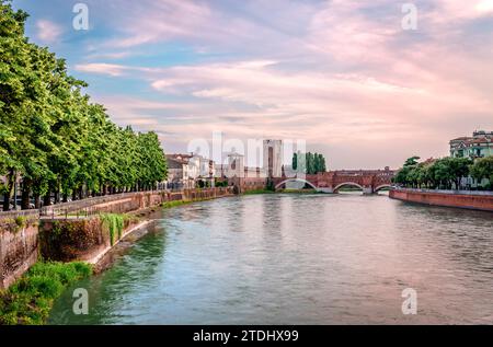 Castelvecchio und die Castelvecchio-Brücke, die die Etsch in Verona, Veneto, Italien überspannt. Stockfoto