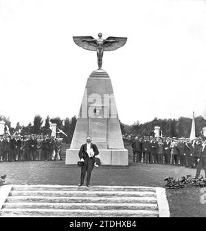 05/31/1914. Einweihung eines Denkmals in Deutschland. Der berühmte deutsche Aeronaut Kommandeur Parceval liest eine Rede bei der Einweihung des in Grohslihterfelde errichteten Denkmals an den Vorläufer der Luftfahrt, Otto Lilienthal, der bei der Essayarbeit erschien. Quelle: Album/Archivo ABC/Charles Trampus Stockfoto