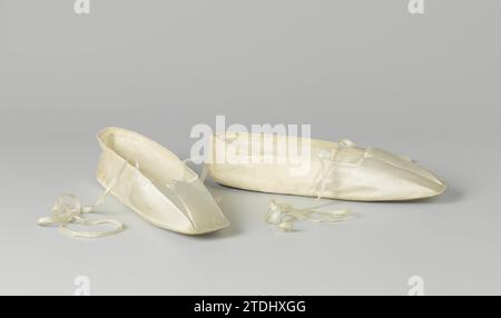 Paar Schuhe, ca. 1815 Schuh aus weißem Satin. Niedrig, ohne Fersen, gerade Nase, mit zwei Seiten der Knöchelreifen. Um den Eingang herum ein Tunnel mit einem Seil, das am vorderen Fuß angezogen und gebunden wird. Mit Baumwolle gefüttert. Auf der Sohle in gepresstem 37 30. Auf der weißen Glacé-Einlegesohle in grünen Schriftbuchstaben mit Droit. Niederlande, ganz: Seide. Einlegesohle: Ziegenfell. Sohle: Leder. Futter: Baumwollschuh (Textil) aus weißem Satin. Niedrig, ohne Fersen, gerade Nase, mit zwei Seiten der Knöchelreifen. Um den Eingang herum ein Tunnel mit einem Seil, das am vorderen Fuß angezogen und gebunden wird. Mit Baumwolle gefüttert. Auf der Sohle Stockfoto