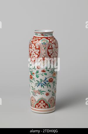 Killenvase mit Blumensprays und Rollen in geformten Tafeln, anonym, um 1700 - ca. 1725 Zylindrische Vase aus Porzellan mit breitem, leicht ausbreitendem Hals, auf der Glasur in blau, rot, grün, gelb, Aubergine gemalt, schwarz und Gold. An der Wand lockere Blumenzweige. Um den Fuß und auf der Schulter ein Band mit gewellten Kartuschen oder Lambrequins mit Blütenzweigen und Reben. An der Schulter wird der Reifen durch vier gelappte Kartuschen mit einem Blumenzweig unterbrochen. Der Hals mit Blumenzweigen. Imari. Japanisches Porzellan. Glasur. Goldmalerei (Metall) / Vergoldung / Verglasung zylindrisch V Stockfoto