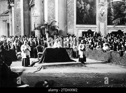 10/11/1935. Hochzeit des Sohnes des ehemaligen spanischen Königs Alfonso XIII., Don Juan de Borbón, Prinz von Asturien, mit Prinzessin Maria de las Mercedes von Orleans in der Kirche Santa Maria de los Ángeles (Rom). Das Innere der Kirche während der Zeremonie. Foto Vedo, Rom. Quelle: Album/Archivo ABC Stockfoto